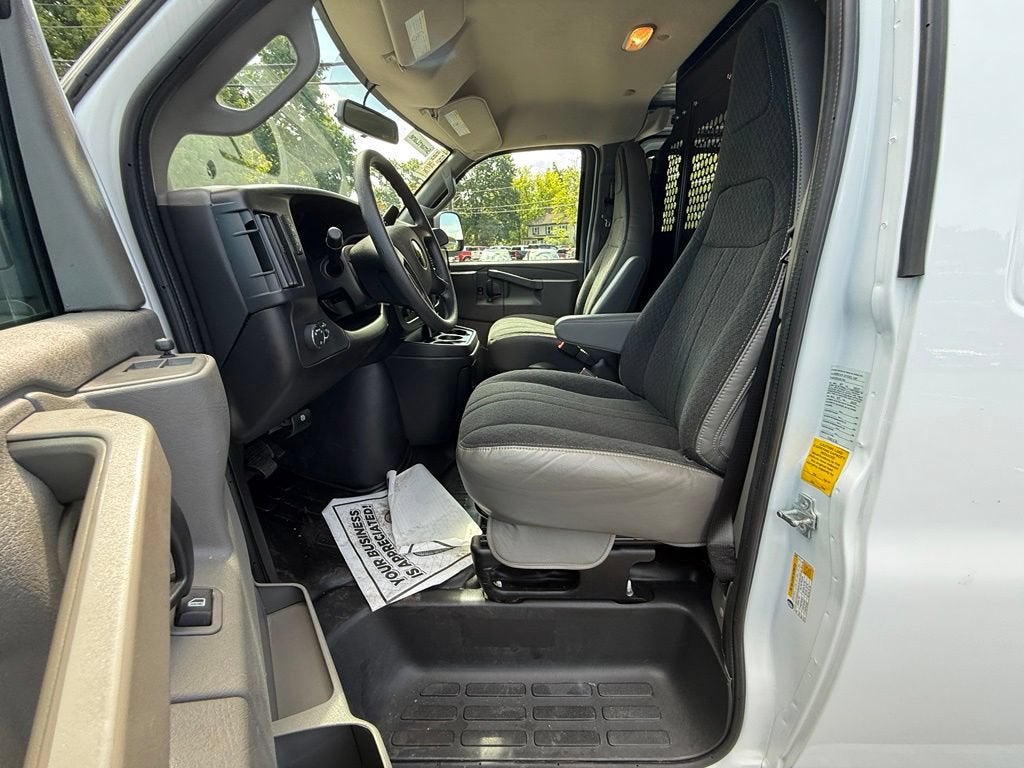 2025 Chevrolet Express Cargo WT