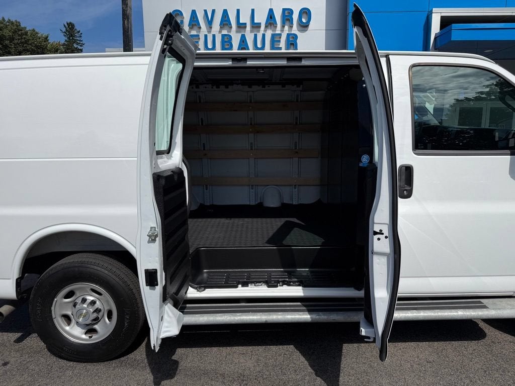 2025 Chevrolet Express Cargo WT
