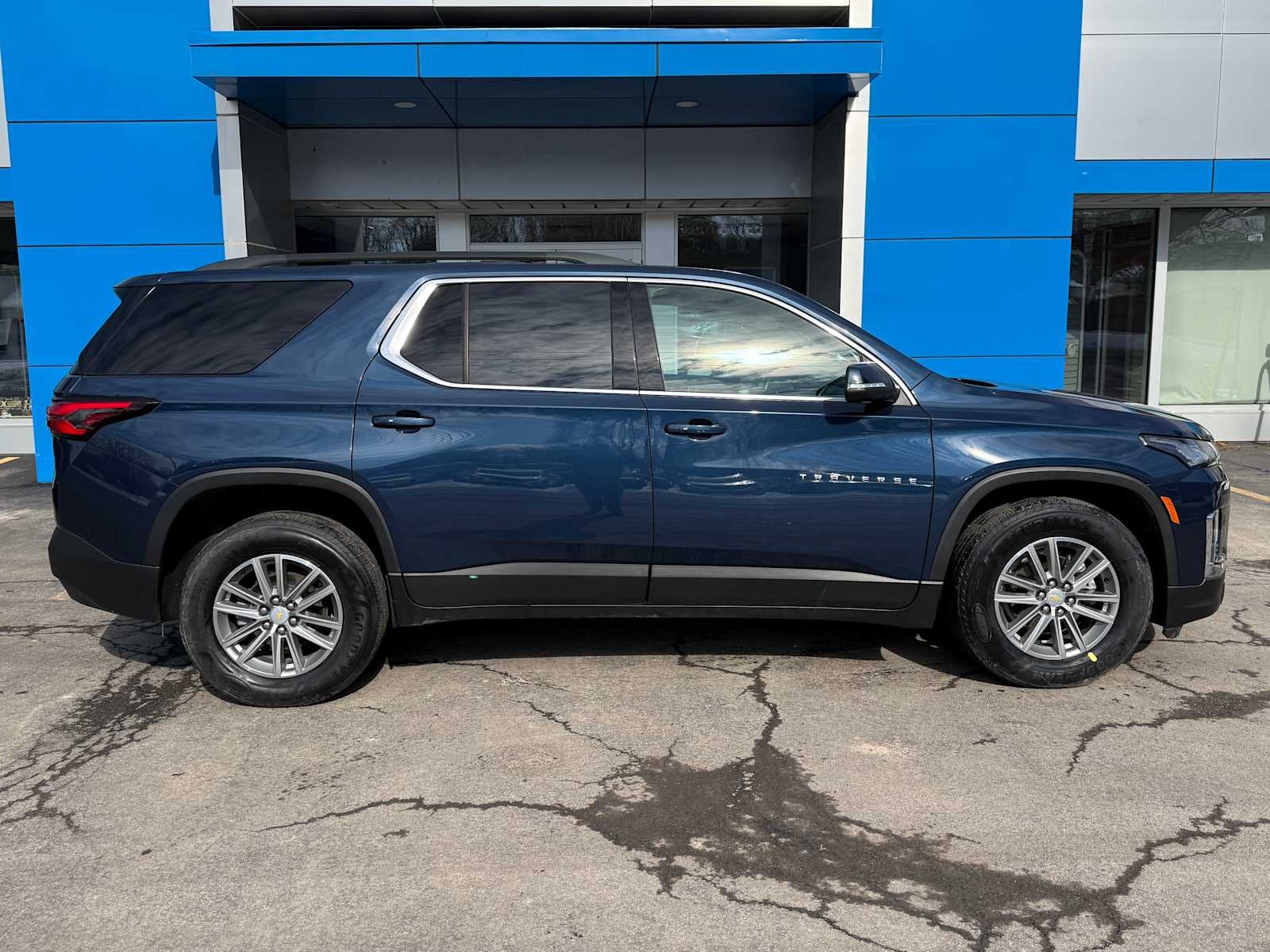 2022 Chevrolet Traverse LT Cloth