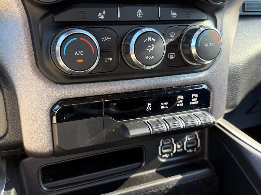 2020 RAM 1500 Big Horn Crew Cab 4x4 5'7" Box